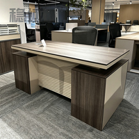 Bureau de travail moderne et simple pour employés, avec écran, casier et cloison, poste informatique pour employés