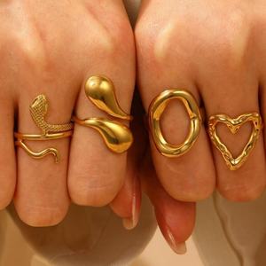 Bagues personnalisées en acier inoxydable, bijoux tendance, étanches, plaquées or 18 carats, épaisses, creuses, en forme de cœur, ajustables pour femmes, vente en gros - Product Image 1