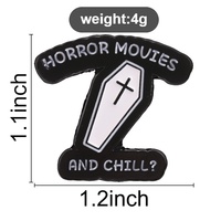 Pin esmaltado de película de terror Coffin Horror con texto gótico, insignia de solapa, adorno decorativo para ropa y mochila