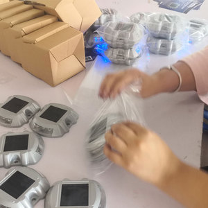 光る強力インジケーターライト中国製IL300キャッツアイロードマーカーアルミソーラーLED価格ソーラーロードスタッド - Product Image 5