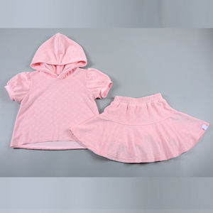 Ensemble deux pièces personnalisé pour filles, haut à manches bouffantes courtes <span class=keywords><strong>de</strong></span> <span class=keywords><strong>couleur</strong></span> unie avec jupe à capuche, tenues décontractées pour bébés filles - Product Image 2
