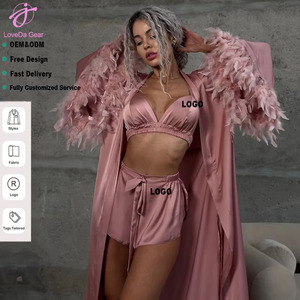 Loveda Set Loungewear Estivo <span class=keywords><strong>da</strong></span> Donna in Tre Pezzi, Sexy Vestaglia in <span class=keywords><strong>Raso</strong></span>, Lingerie con Pantaloncini e <span class=keywords><strong>Camicia</strong></span> <span class=keywords><strong>da</strong></span> <span class=keywords><strong>Notte</strong></span> con Piume - Product Image 1