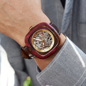 뜨거운 판매 <span class=keywords><strong>OEM</strong></span> 사용자 정의 로고 스포츠 시계 수제 나무 가죽 밴드 포인터 아트 디자인 유행 중공 디자인 도매 선물 - Product Image 3