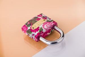 ओम लोगो एंटी-चोरी कुंजी 30 मिमी वर्ग आयरन पैडलॉक अनुकूलित रंग और फूल पैटर्न के साथ - Product Image 5