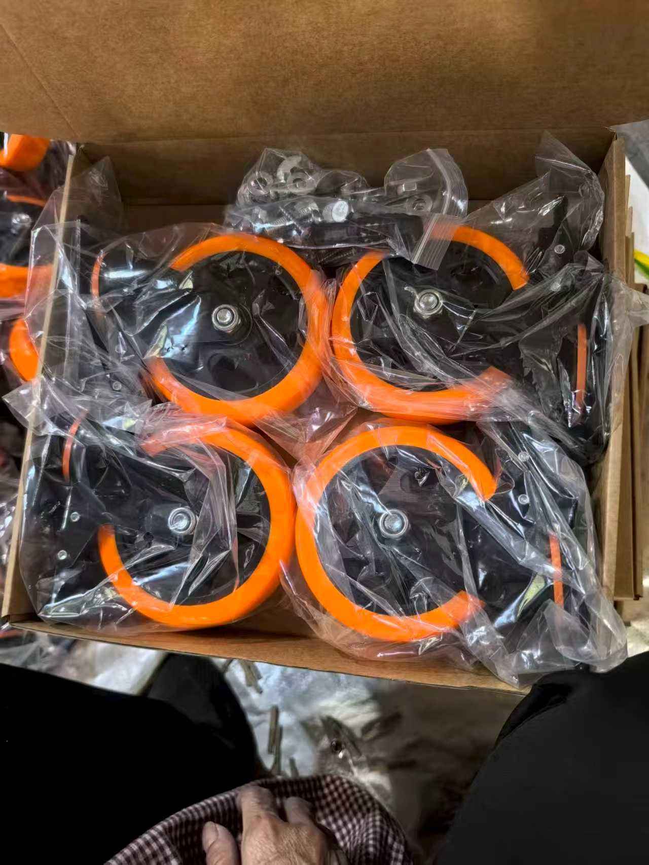 4 Inch 100mm Industrial Rubber Cart Wheels for Workbench Central Locking Castor Wheel Heavy Duty Caster Wheels