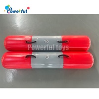 Bâtons de joute gonflables utilisés pour les combats sur poutres d'équilibre dans des fosses de mousse dans les parcs de trampolines