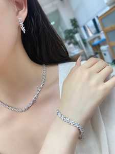 ซินฟลาย ชุดเครื่องประดับคุณภาพสูง ทองคำขาว 18K ไม่ลอก ไม่ดำ กันน้ำ ลายใบโคลเวอร์สี่แฉก ประดับเพชรทรงมาร์คีส์ ประกอบด้วย สร้อยข้อมือ สร้อยคอ และต่างหู - Product Image 6