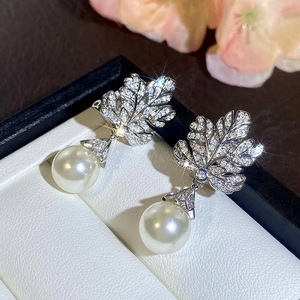 Orecchini a Foglia con Perle e Cristalli per Donne, Eleganti Accessori Ispirati alla Natura per Uso Quotidiano - Product Image 2