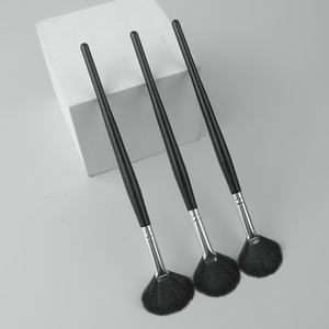 Brocha de maquillaje con mango de madera para principiantes, cerdas suaves, brocha en forma de abanico, fina y ligera, para polvos residuales. - Product Image 2