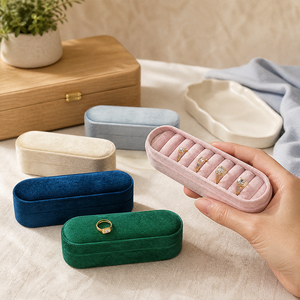 Boîte à bijoux haut de gamme en velours avec couvercle et base, personnalisable avec logo, plateau de présentation multi-emplacements pour bagues, idéale pour les cadeaux - Product Image 4