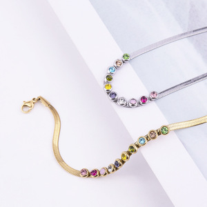 Pulsera de Cadena de Serpiente Plana con Cinco Piedras de Diamantes y Dije de Serpiente de Acero Inoxidable Chapado en Oro de 18k para Mujer - Product Image 5