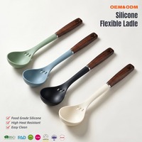 Louche à soupe en silicone sans BPA de qualité supérieure OEM ODM, résistante à la chaleur 446 ° Louche à soupe antiadhésive avec manche en bois