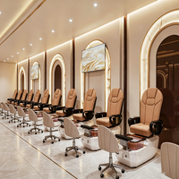 Fauteuil de coiffure professionnel avec miroir en pied à cadre doré en forme de D, idéal pour la présentation en magasin