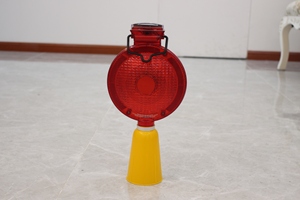 Feux de signalisation LED solaires à haute visibilité pour cônes de signalisation et barricades - Product Image 5