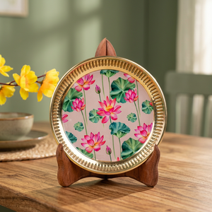 Assiette décorative ronde en métal avec motif de lotus, design oriental peint à la main, avec support en bois - Product Image 3