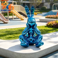 Sculpture de lapin en fibre de verre électroplaquée sur mesure, style Pop Art, grande statue de lapin pour la décoration des halls d'hôtels et de centres commerciaux