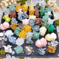 Vente en gros de mini-figurines Pokémon en cristal naturel, sculptures de personnages en pierres précieuses mélangées pour la guérison, la décoration et les cadeaux