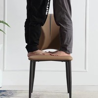 Chaise de salle à manger moderne minimaliste en métal multicouche épaissie avec revêtement en cuir pour mobilier de maison et tabouret de salon