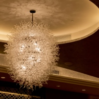 Lustre en verre soufflé à la main personnalisé, art moderne, luminaire suspendu torsadé, cadre en acier inoxydable, télécommande LED, hôtel de luxe