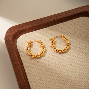 Boucles d'oreilles tendance en acier inoxydable 304 plaqué or 18 carats avec un style simple, design en U polyvalent électro-plaqué, parfaites pour les femmes - Product Image 5