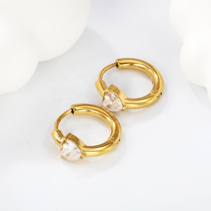 Nouvelle Arrivée Boucles d'Oreilles Créoles Huggies en Acier Inoxydable Plaqué Or 18 carats avec Zircon Cœur, Bijoux de Mode Simples et Charmants pour Femme - Product Image 4