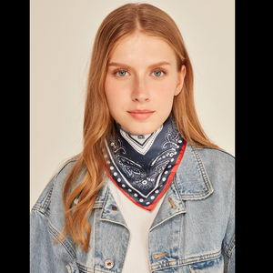 Pañuelo de cuello cuadrado pequeño con estampado icónico de Paisley, de poliéster satinado con tacto de algodón, con dobladillo a máquina. - Product Image 2