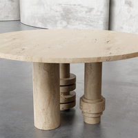 Table à manger ronde Kumusi Furniture avec plateau en travertin