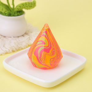 ของเล่นบีบเพชรเม็ดมอลโทสแบบมีลายเส้น ของเล่นบีบเพชรเพื่อคลายเครียดสำหรับเด็กและผู้ใหญ่ - Product Image 4