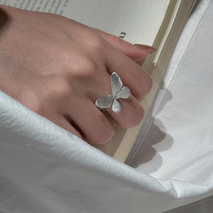 Bague vintage en argent pur S925, design papillon simple et élégant avec incrustation d'ailes - Product Image 2