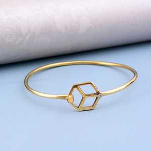 Nouveau design tendance, bracelet minimaliste géométrique, bracelet minimaliste en laiton, bracelet géométrique en forme de cube plaqué or 18 carats pour femmes, vente en gros/OEM - Product Image 1