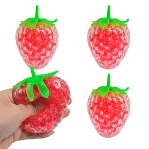 Jouet à presser en forme de fraise simulée, jouet anti-stress à récupération lente - Product Image 2