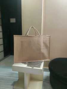 กระเป๋าผ้าปอกระเจาเป็นมิตรกับสิ่งแวดล้อมมีสไตล์กระเป๋าถือโลโก้แบบกำหนดเองสำหรับผู้หญิงพร้อมฝาปิดทำจากวัสดุ PU รีไซเคิล - Product Image 5