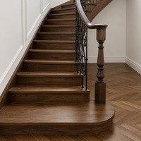 Escalier en colimaçon intérieur en bois sur mesure avec rampes en fer forgé – Vente directe usine