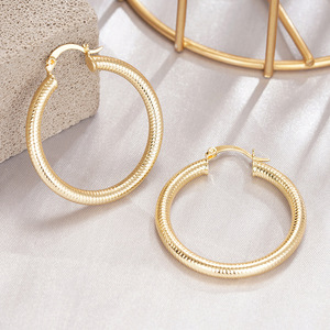 Orecchini a Cerchio Texturizzati per Donne, Gioielli Geometrici di Tendenza - Product Image 6