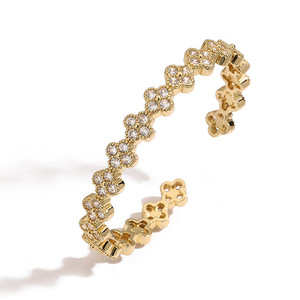 Bracciale da donna di lusso leggero in rame con zirconi, a quadrifoglio, apribile e regolabile, di nicchia, di alta gamma, a petalo di fiore - Product Image 6