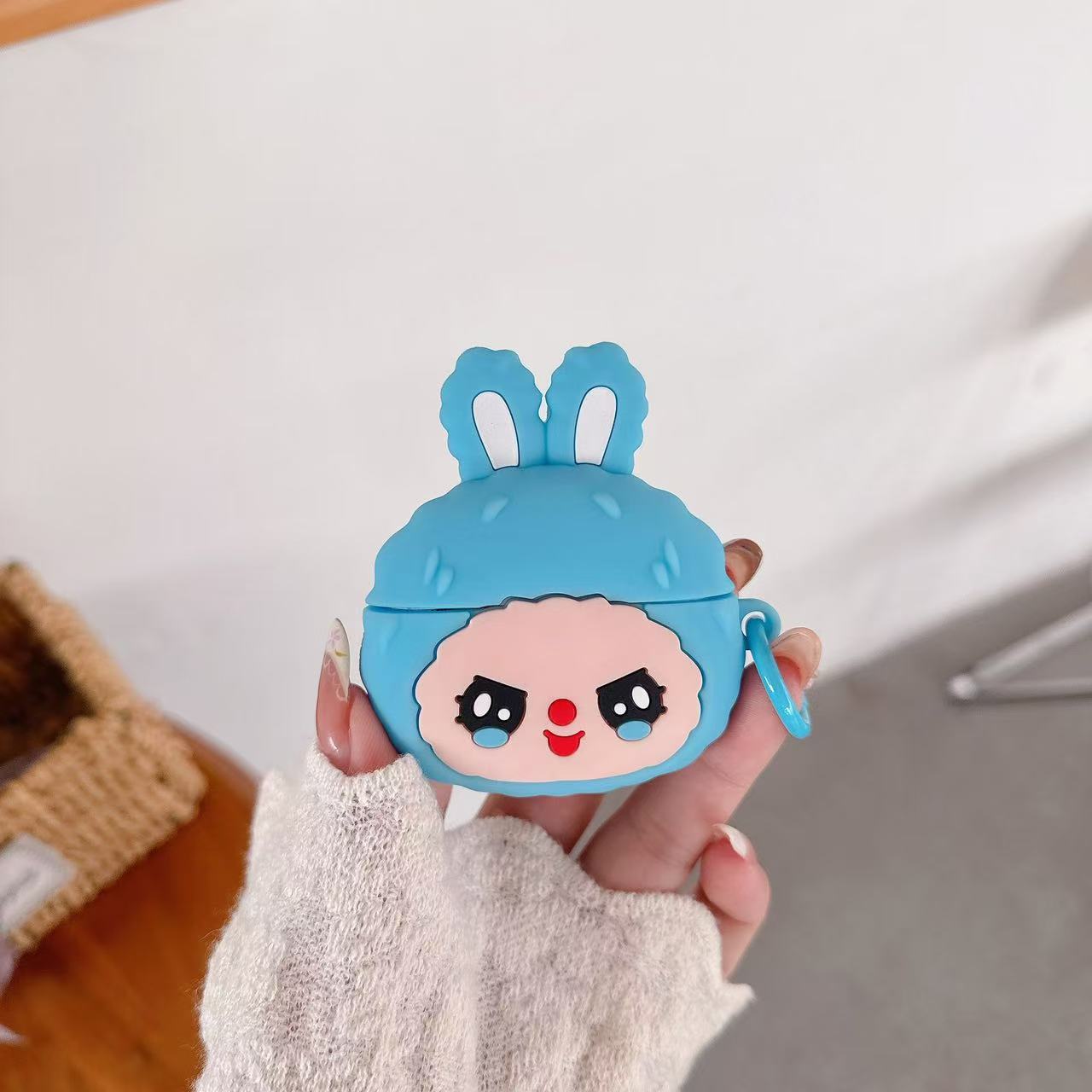 Bambino blu di tre anni + ciondolo