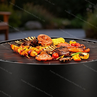 Brasero rond en acier 3-en-1 de 60 cm avec plateau amovible en bambou et grille chromée pour bois et charbon de bois, idéal pour jardin, patio et cour.