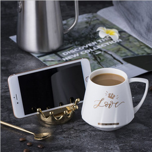 Tasse en céramique de luxe créative nordique avec support de té<span class=keywords><strong>l</strong></span>éphone intégré, idéale pour les amateurs de café et de thé au lait, parfaite pour les cadeaux d'affaires - Product Image 3