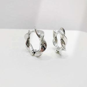 ต่างหูห่วงเงินแท้ 925 แบบตะวันตกสองสี รุ่น 2026 ราคาโรงงาน ขายส่ง ต่างหูห่วงทรงเรขาคณิตบิดเกลียวแฟชั่นฮิปฮอป - Product Image 4