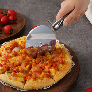ชุดอุปกรณ์ทำพิซซ่า 2 ชิ้น ทำจากสแตนเลส ประกอบด้วยที่ตัดพิซซ่าแบบล้อ และมีดตัดพิซซ่าแบบตะหลิว - Product Image 4