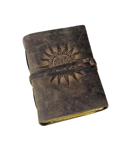 Carnet en cuir Soleil et Lune fait main, style vintage, avec couverture gaufrée, pages vierges pour écrire, dessiner, esquisser et prendre des notes - Product Image 1