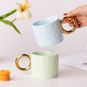 แก้วเซรามิกพร้อมหูจับวงแหวนสีทอง แก้วกาแฟสีพื้นสำหรับใช้ในชีวิตประจำวัน - Product Image 1