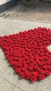 Mur floral artificiel à dégradé romantique avec des fleurs roses et rouges pour la décoration de mariage et de fêtes - Product Image 3