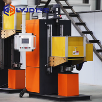 Machine de traitement thermique par induction pour le durcissement et le trempage, avec système de chargement et de déchargement pour arbres/disques