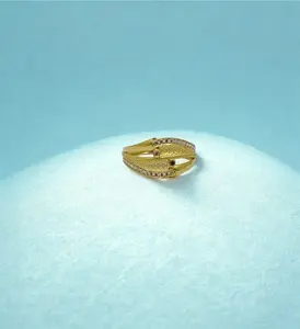 Bague élégante en or pour femmes avec pierres étincelantes, design moderne en forme de feuille, bijoux fins pour tous les jours et les occasions spéciales - Product Image 2