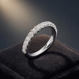 Anillo de Eternidad de Lujo con Diseño de Alas, Diamantes Naturales Certificados por IGI de 2.20TCW, Oro Blanco de 14k Premium, para Aniversario de Bodas - Product Image 5