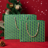 Sac cadeau en papier personnalisé, écologique, durable, rayé vert de Noël, en matériaux recyclés, avec poignée en corde dorée, sac à étiquette privée
