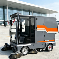 Balayeuse de sol motorisée ZMT E-30 Z10 avec cabine fermée, siège conducteur et récepteur haute capacité, dotée de disques de balayage réglables