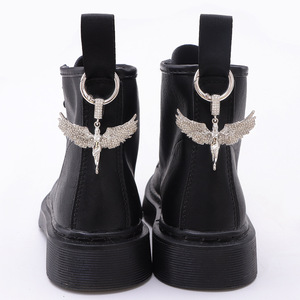Colgante de escorpión alado de aleación de zinc, amuleto temático para botas Martin, accesorio de fiesta - Product Image 1