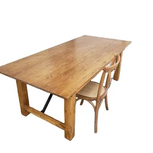 木制婚礼餐桌与匹配的十字背椅子餐具